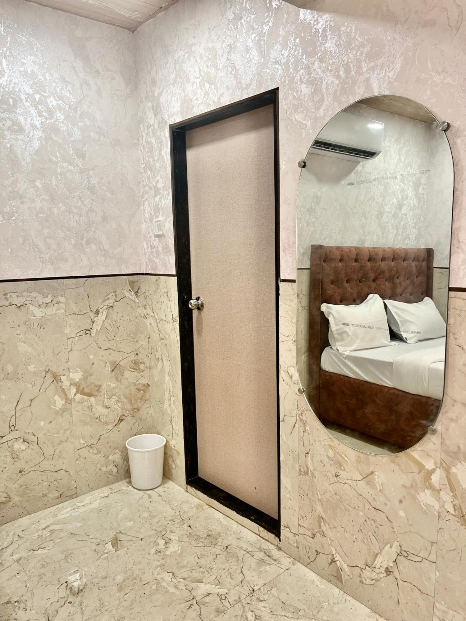 Hotel Newyork By Stayzy Rooms มุมไบ ภายนอก รูปภาพ